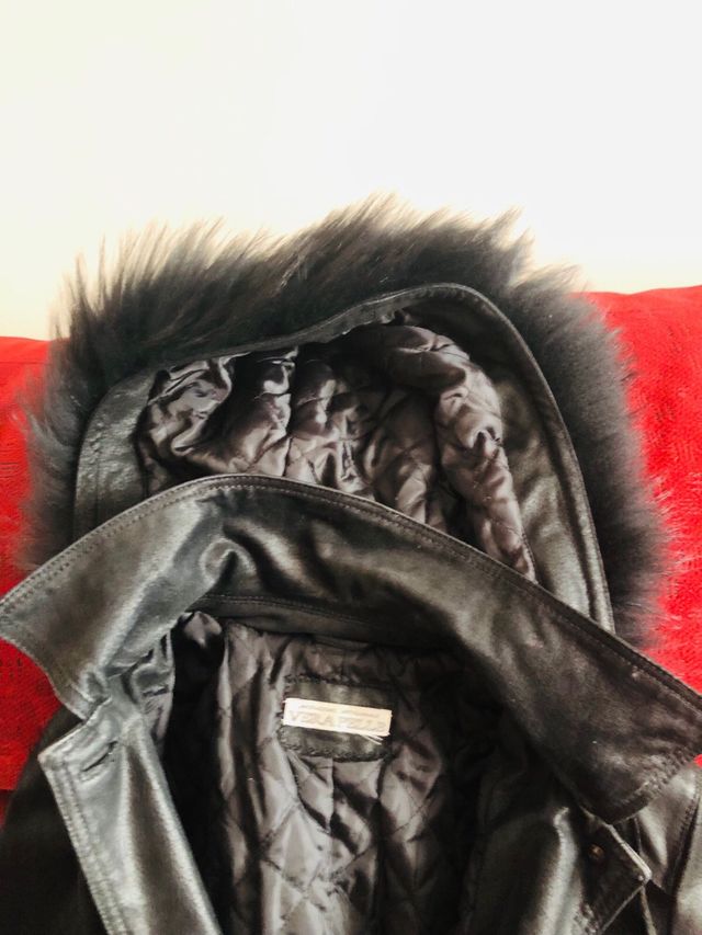 Chaqueta negra con capucha y cinturón