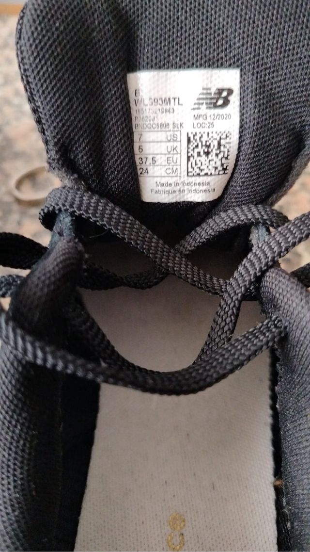 Zapatillas New Balance Negras y Doradas