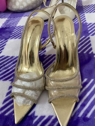 Zapatos dorados con pedrería