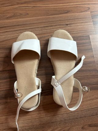 Sandalias blancas niña