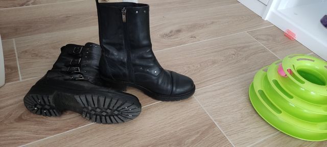 Botas de mujer negras con hebillas