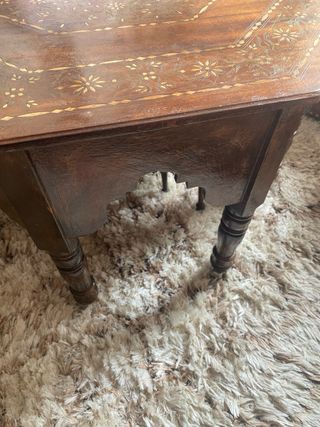 Mesa de madera con incrustaciones color hueso 