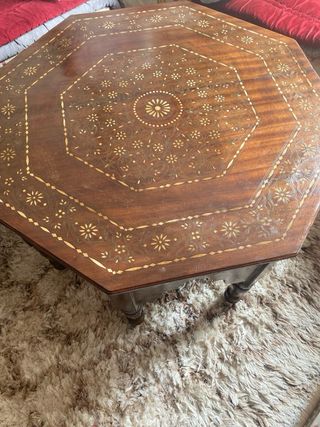 Mesa de madera con incrustaciones color hueso 