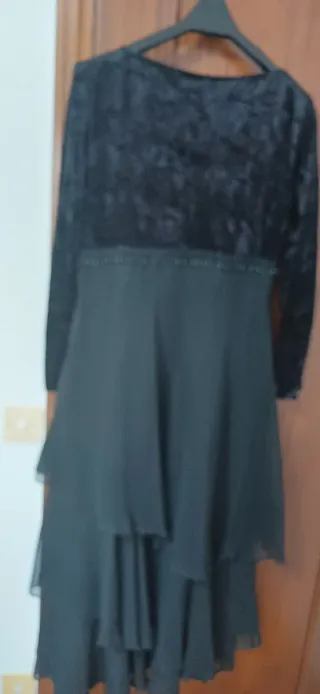 Vestido negro largo ante con volante