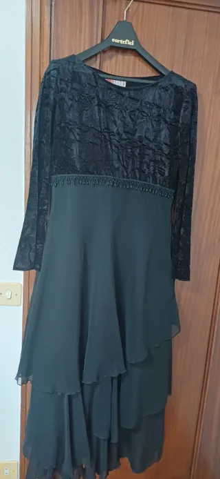 Vestido negro largo ante con volante