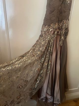Vestido de fiesta marrón y dorado