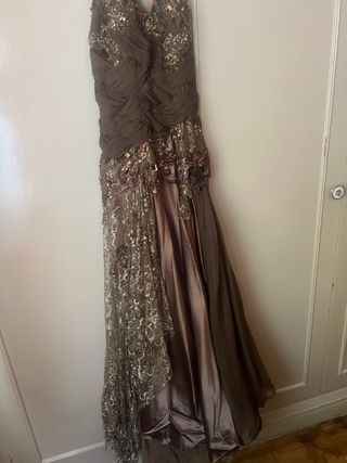 Vestido de fiesta marrón y dorado