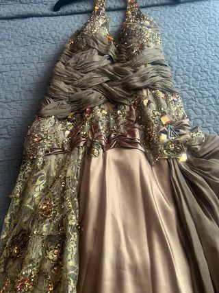 Vestido de fiesta marrón y dorado
