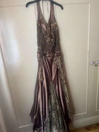 Vestido de fiesta marrón y dorado