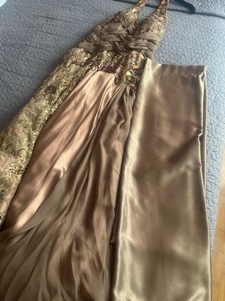 Vestido de fiesta marrón y dorado