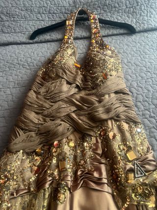 Vestido de fiesta marrón y dorado