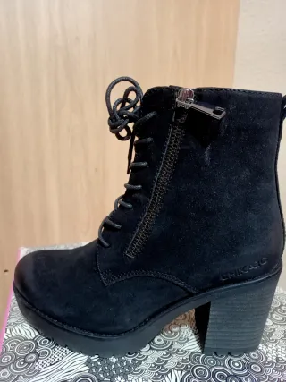 Botas Chika10 negras con cremallera y cordones