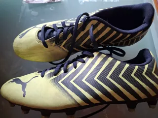 Botas de fútbol Puma amarillas y negras
