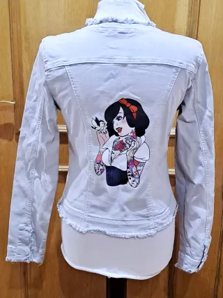 Cazadora vaquera con Blancanieves tatuada