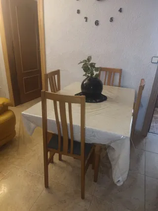 Mesa extensible madera 4 sillas tapizadas