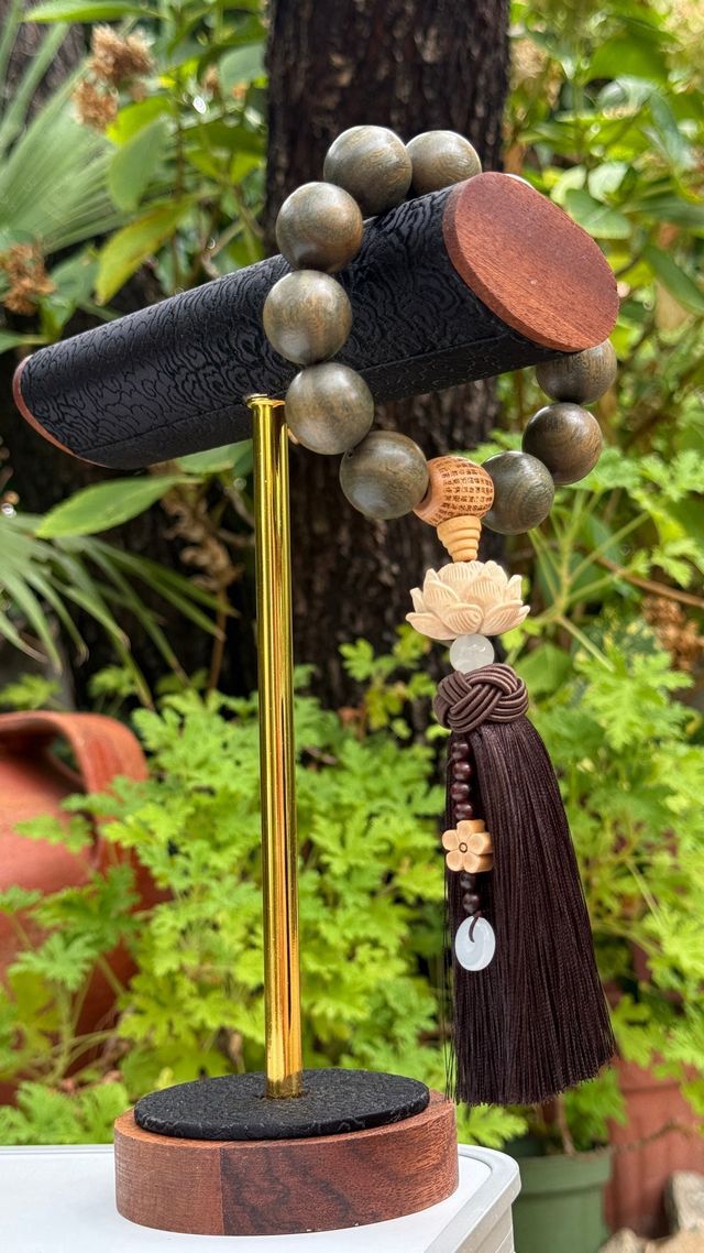 Pulsera budista de madera con loto tallado y sutra