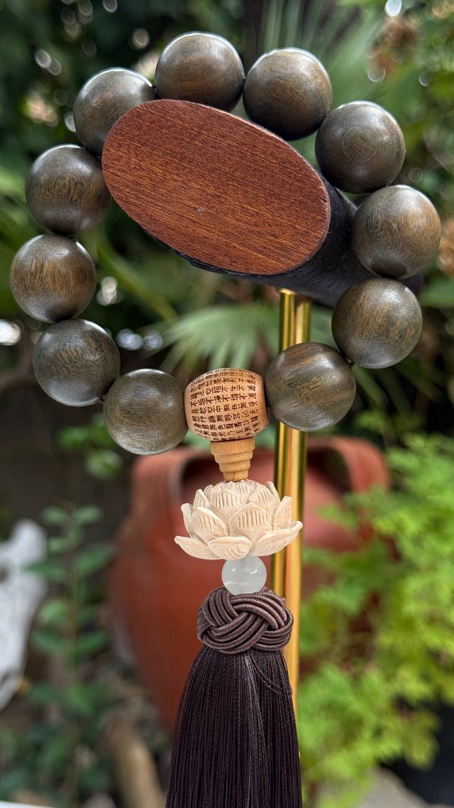 Pulsera budista de madera con loto tallado y sutra