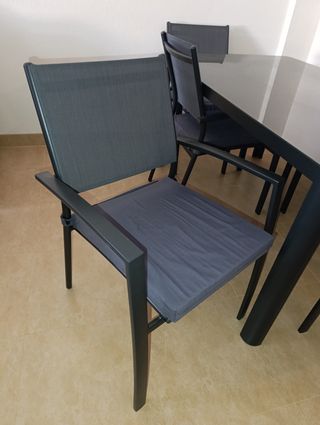 Mesa de metal y con cristal con 6 sillas de metal