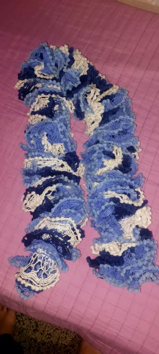 Sciarpa fatta a mano blu e bianca