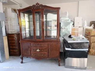 Vitrina antigua de madera y cristal