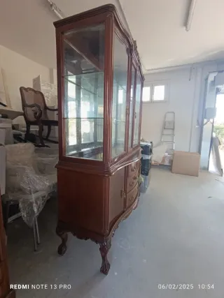 Vitrina antigua de madera y cristal