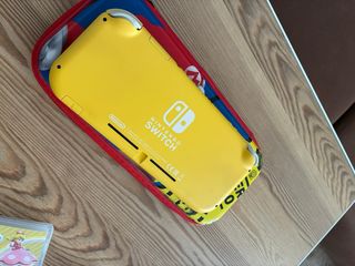 Nintendo Switch Lite + Funda y 2 Juegos