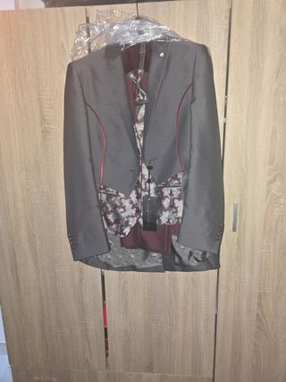 Traje de ceremonia gris con detalles rojos