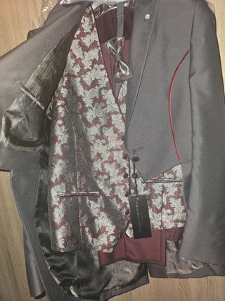 Traje de ceremonia gris con detalles rojos