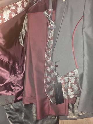 Traje de ceremonia gris con detalles rojos