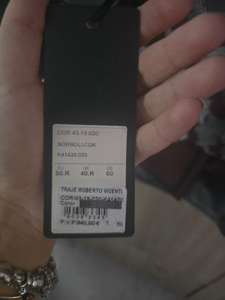 Traje de ceremonia gris con detalles rojos