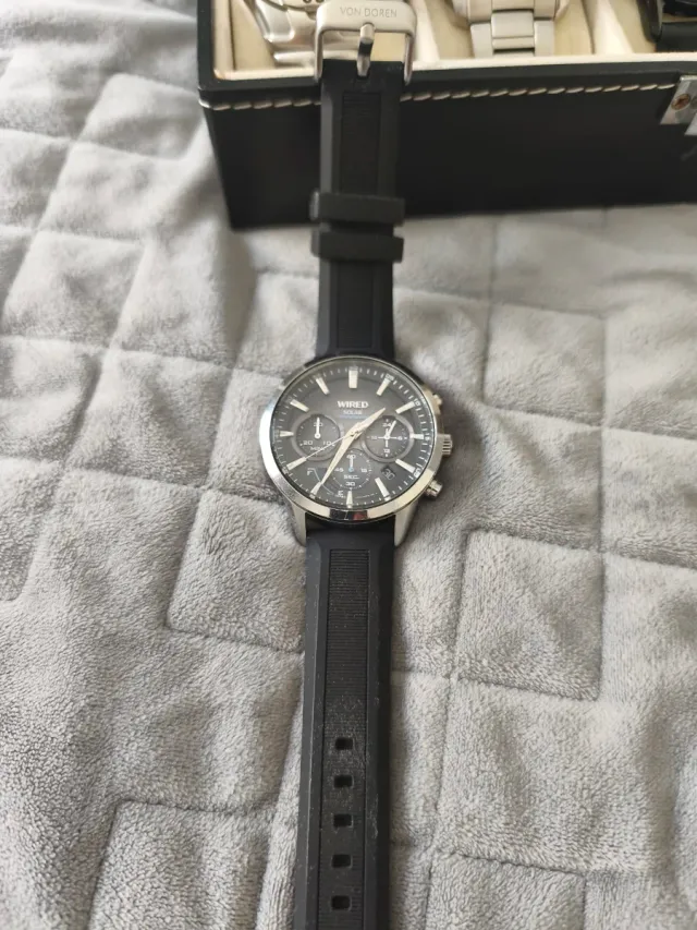 Reloj Wired Solar Cronógrafo Negro y Plateado