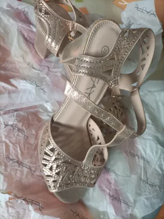 Zapatos de baile dorados sin estrenar