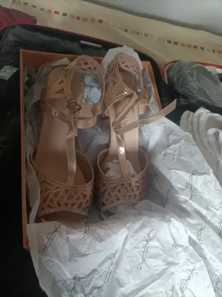 Zapatos de baile dorados sin estrenar