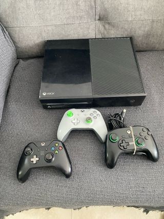 LEER ANUNCIO Xbox One con 3 mandos