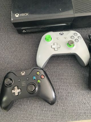 LEER ANUNCIO Xbox One con 3 mandos