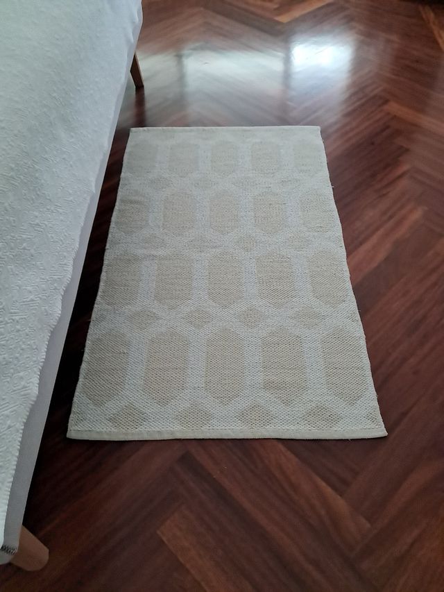 Alfombra beige y blanca para pasillo