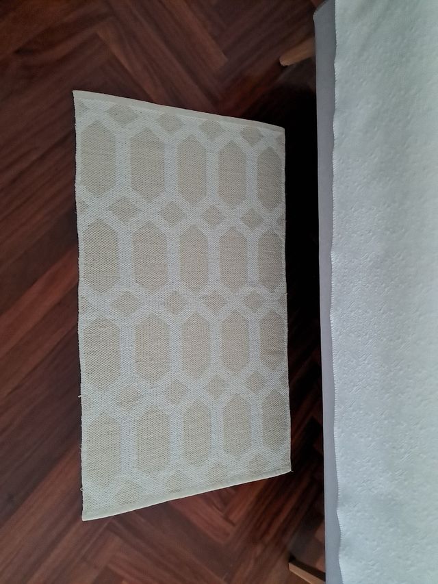 Alfombra beige y blanca para pasillo