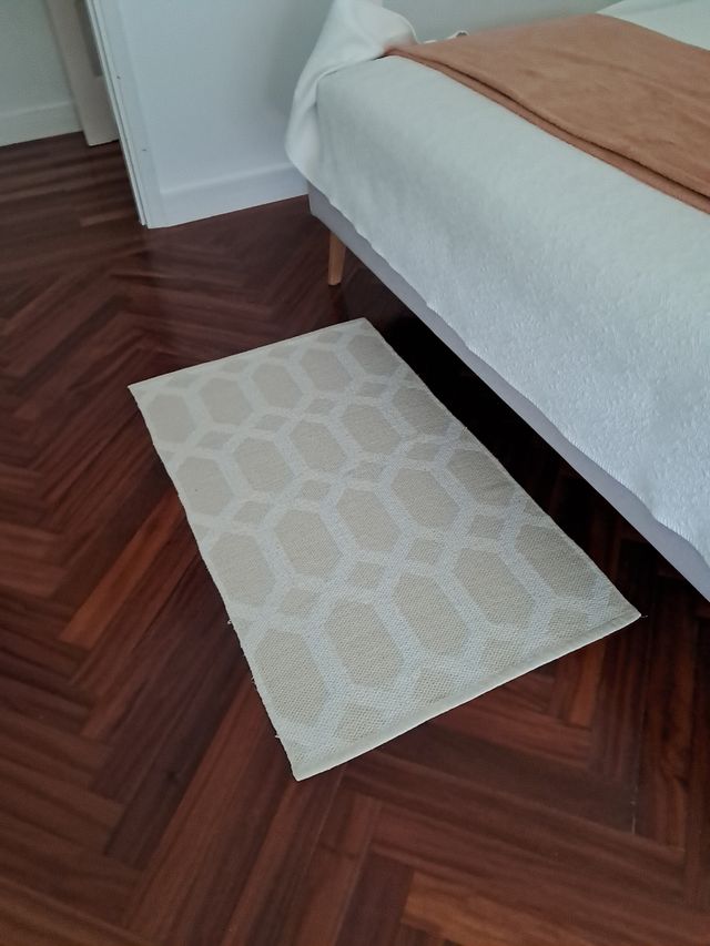 Alfombra beige y blanca para pasillo