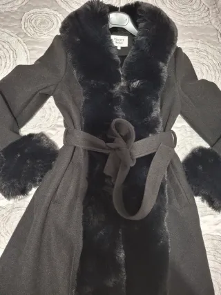 Abrigo largo negro con pelo