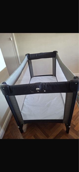 Cuna de viaje plegable para niño/a con colchón. 