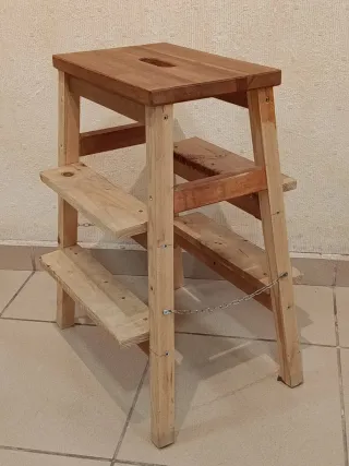 Taburete de madera y metal