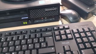 Ordenador Lenovo + monitor, teclado y ratón 
