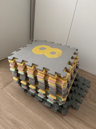 Piezas puzzle suelo con número 8