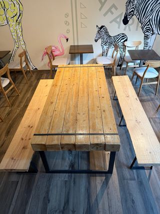 Mesa grande de madera y metal