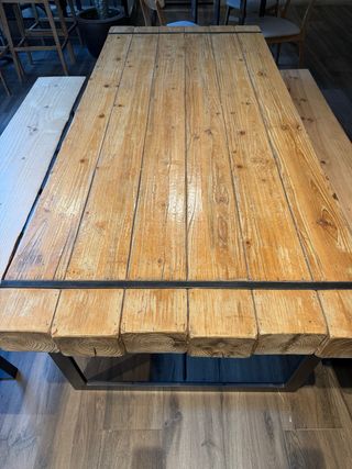 Mesa grande de madera y metal