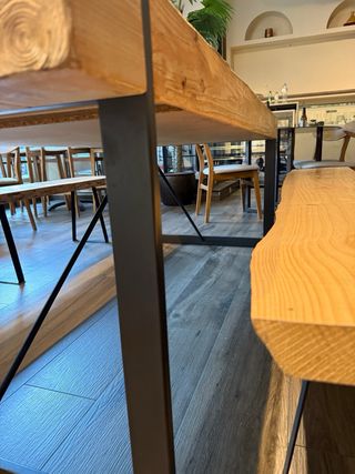 Mesa grande de madera y metal