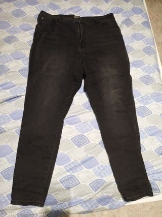 Pantalón vaquero slim negro talla 48