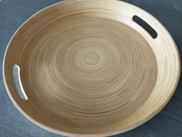 Bandeja redonda de bambú con asas