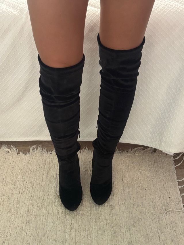 Botas altas negras de terciopelo