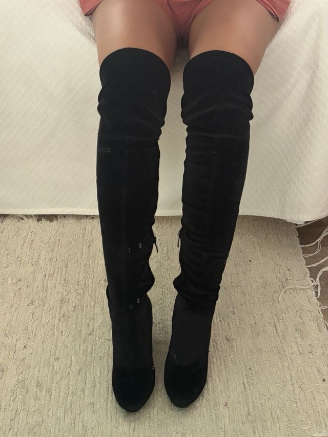 Botas altas negras de terciopelo